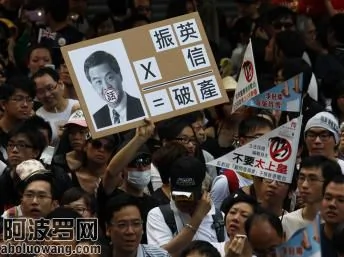 香港新特首梁振英上台伊始就爆發了民眾要其下台的示威。