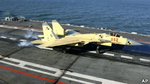 殲15在遼寧號上成功降落
