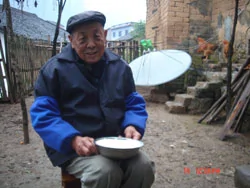 廣西陽朔縣興坪鎮思的村，84歲老人李文驤懷疑自己的怪病與「鎘米」有關。