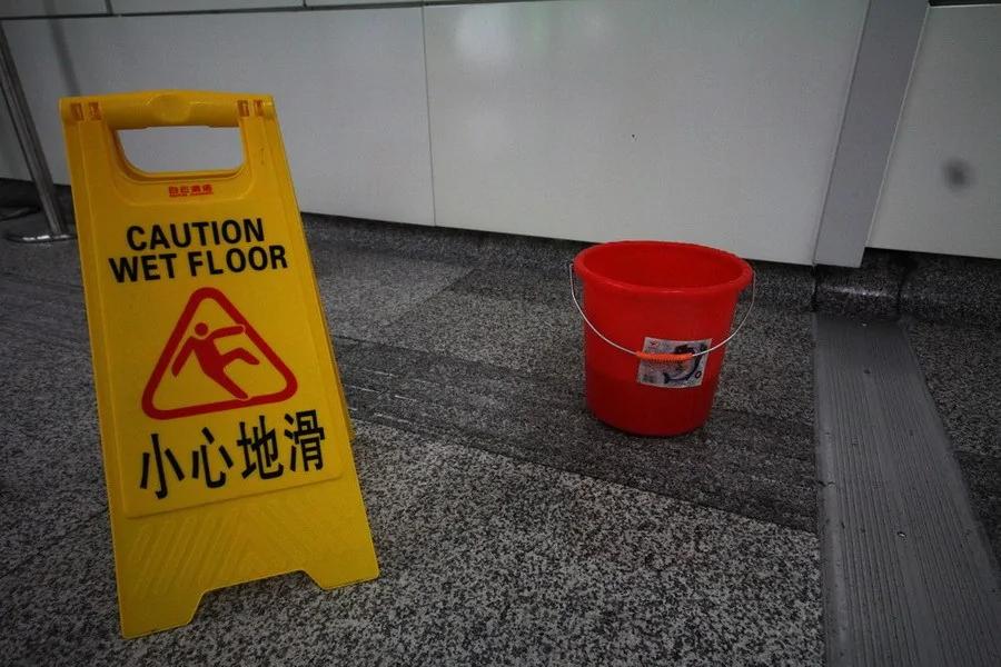 杭州地铁1号线开通不到一周就出现大量地下渗水(高清组图)