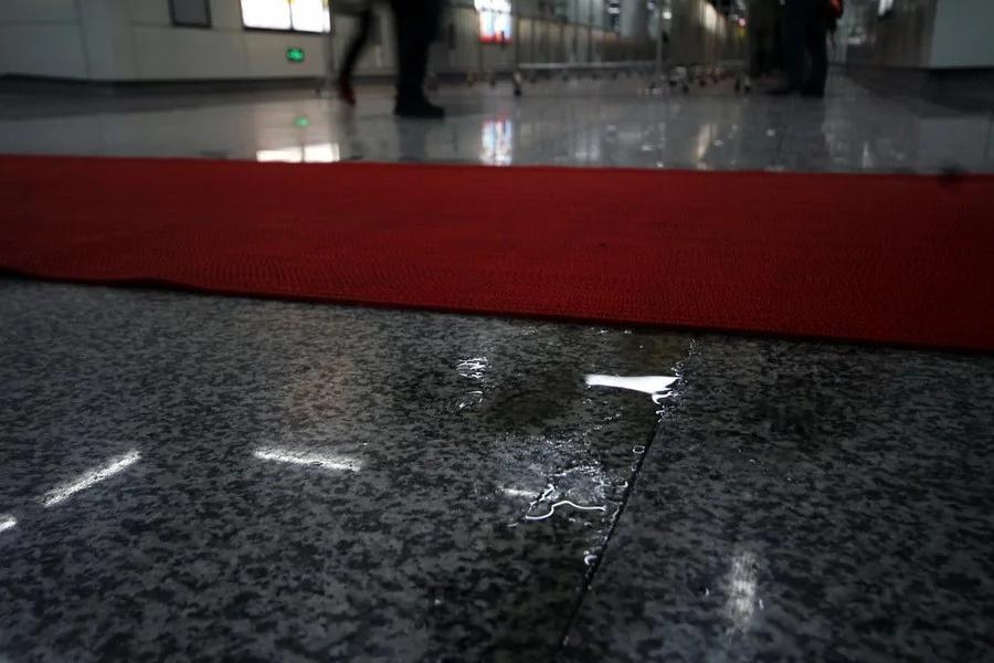杭州地铁1号线开通不到一周就出现大量地下渗水(高清组图)