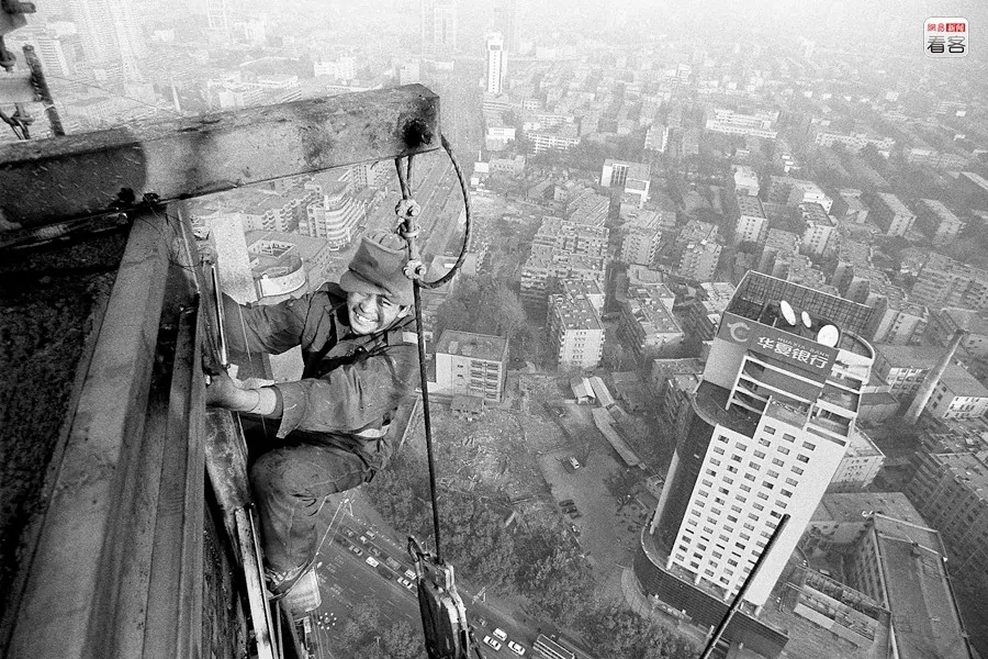 摄影师宁舟浩跟拍农民工：真实的城市底层工地记忆(组图)