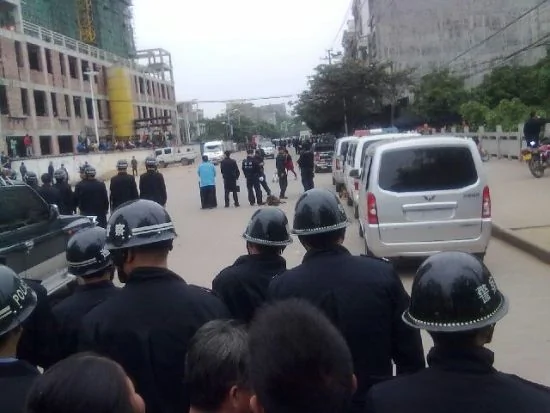 广西防城港东兴市警察缉私撞死人引冲突