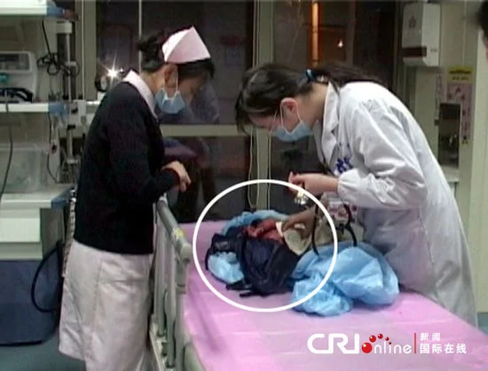 南京一女子當街產嬰 隨後棄子離開(高清組圖)