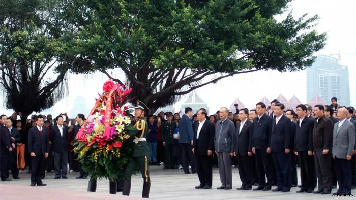 In this handout photo released by TaKungPao.com on December10,2012, China's Vice President Xi Jinping(front,4th R) looks on as a wreath of flowers is offered to a bronze statue of China's late paramount leader Deng Xiaoping on Lianhua hill in Shenzhen, Guangdong province, December8,2012. REUTERS/TaKungPao.com/Handout(CHINA- Tags: POLITICS) CHINA OUT. NO COMMERCIAL OR EDITORIAL SALES IN CHINA. FOR EDITORIAL USE ONLY. NOT FOR SALE FOR MARKETING OR ADVERTISING CAMPAIGNS. THIS IMAGE HAS BEEN SUPPLIED BY A THIRD PARTY. IT IS DISTRIBUTED, EXACTLY AS RECEIVED BY REUTERS, AS A SERVICE TO CLIENTS