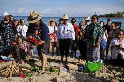 住在古巴的馬雅人後裔認為，馬雅歷記載今年12月21日是「新時代」的開始，在海邊舉行儀式迎接新時代。(美聯社)

