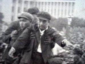 检阅车抛锚红卫兵蜂拥而上 毛泽东吓呆图在网上流传