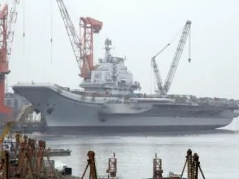 中國購自烏克蘭的航母瓦良格號在大連港。17/04/11