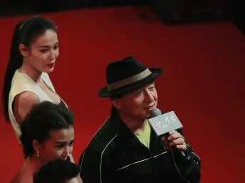 成龍2012年12月5日在上海參加新片「十二生肖」宣傳活動時稱應當限制港人遊行自由。