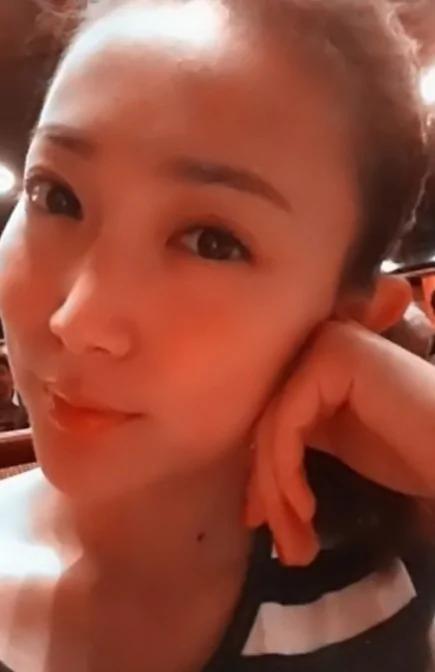 51岁戴春荣25岁女儿近照曝光毕业于中国传媒大学(组图)