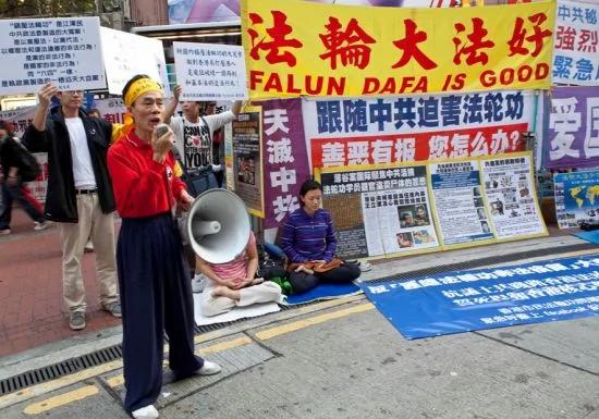 游行队伍到真相点慰问长期坚守的法轮功学员