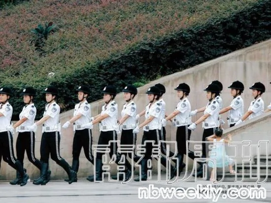2010年8月16日，重慶市人民廣場，重慶交巡警女子特勤支隊。