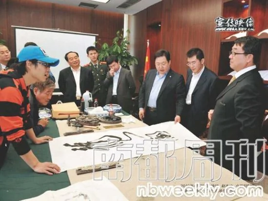 2010年4月25日，徐明、趙本山、小瀋陽和雷政富等圍觀王立軍的現場書法秀。