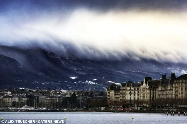 奇觀！瑞士日內瓦上空驚現罕見壯觀「海嘯雲」(組圖)