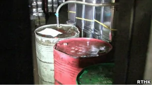 涉嫌出售地沟油的香港永兴油行工场内的油罐（香港电台图片13/12/2012）