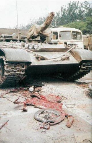 六四血泪 士兵开坦克辗人