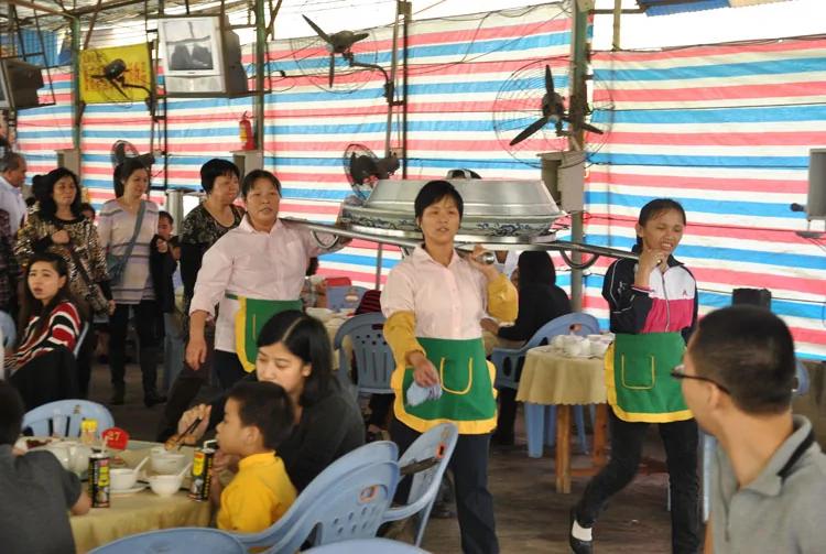 在顺德品尝农家花碟大盘鱼:四位壮汉抬上桌 高清