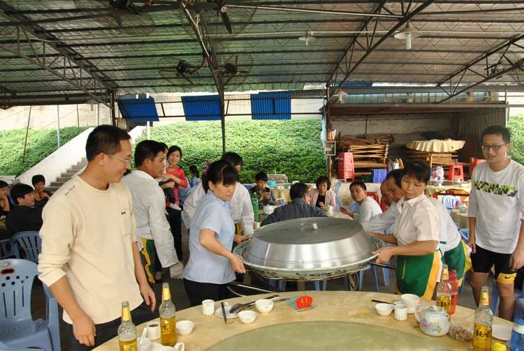 在顺德品尝农家花碟大盘鱼:四位壮汉抬上桌 高清