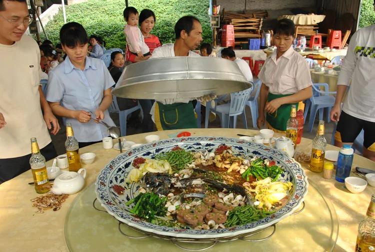 在顺德品尝农家花碟大盘鱼:四位壮汉抬上桌 高清