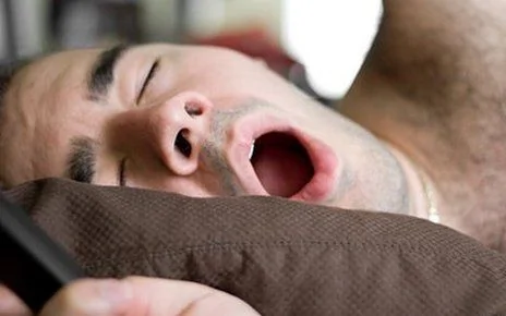 奇怪的睡眠行为：从暂停呼吸到梦游吃东西(组图)