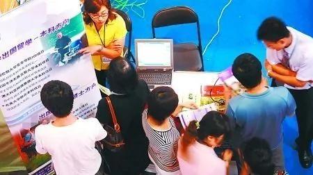 中国式留学投资：全家人筹钱过半家庭年入不到30万(图)
