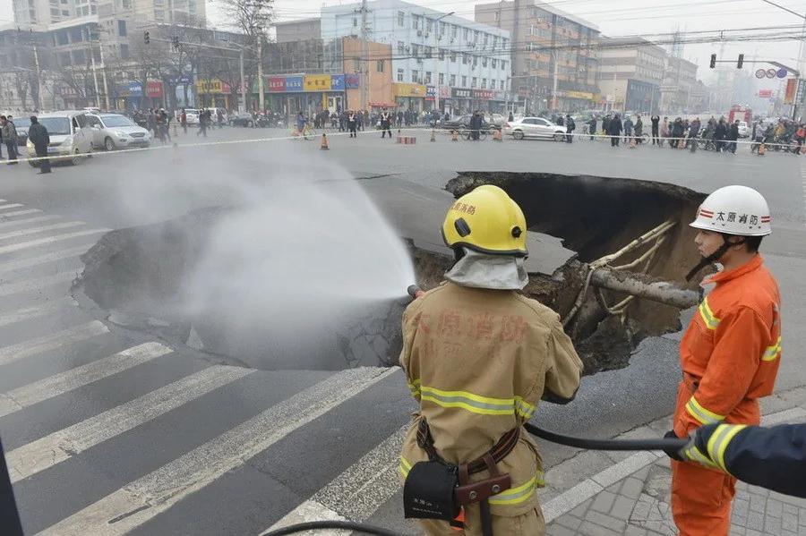 太原十字路口路面再次塌陷煤气管道被压断(高清组图)