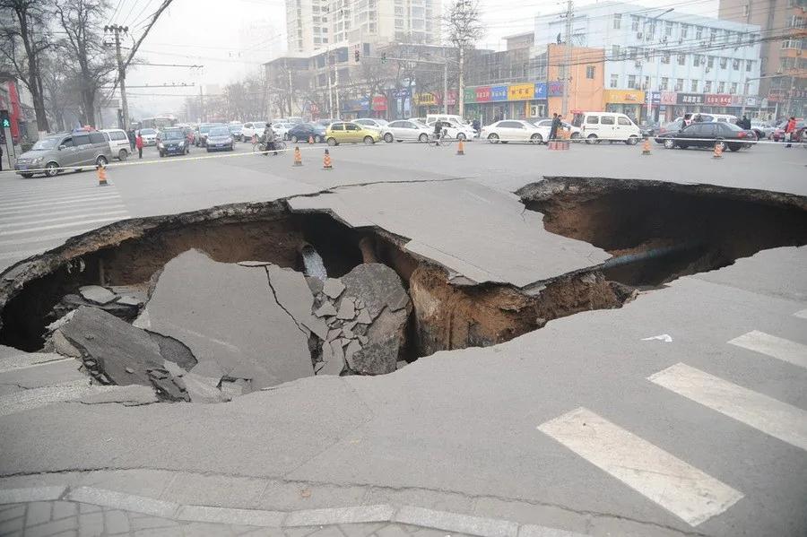 太原十字路口路面再次塌陷煤气管道被压断(高清组图)