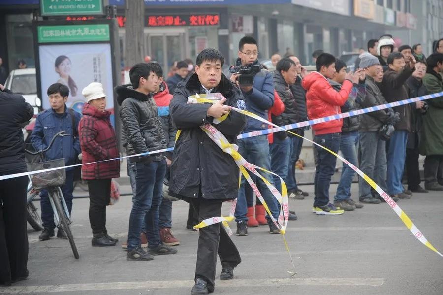 太原十字路口路面再次塌陷煤气管道被压断(高清组图)