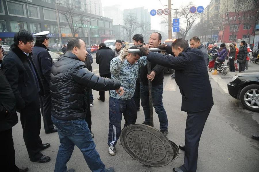 太原十字路口路面再次塌陷煤气管道被压断(高清组图)