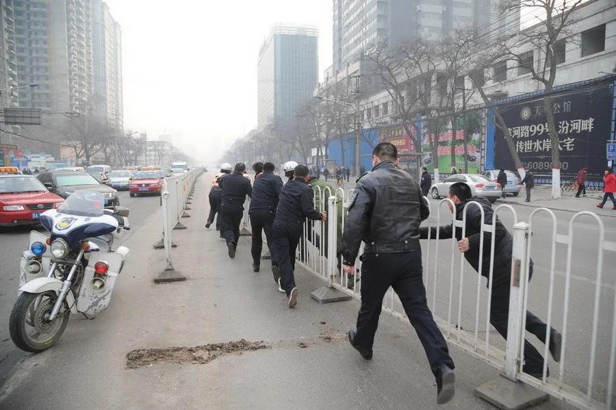 太原十字路口路面再次塌陷煤气管道被压断(高清组图)