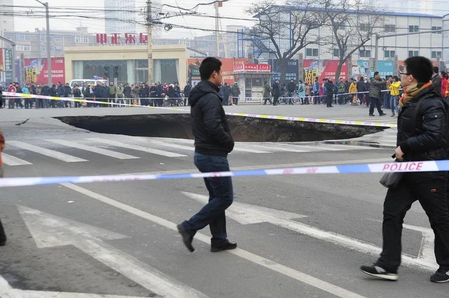 太原十字路口路面再次塌陷煤气管道被压断(高清组图)