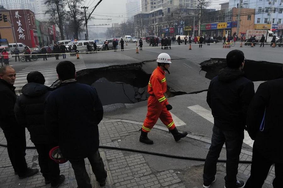 太原十字路口路面再次塌陷煤气管道被压断(高清组图)