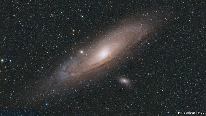 Titel
Spiralgalaxie Andromedanebel
Beschreibung
WIKIPEDIA
Die Andromedagalaxie(von der historischen Bezeichnung her auch Andromedanebel oder Großer Andromedanebel sowie manchmal auch fälschlich Andromeda-Galaxis genannt) ist eine Spiralgalaxie vom TypSb. Sie ist im Messier-Katalog als M31 und im New General Catalogue als NGC224 verzeichnet. Am Sternenhimmel ist sie im Sternbild Andromeda, nach dem sie benannt ist, zu finden. In klaren Nächten kann die Andromedagalaxie von einem dunklen Standort aus mit bloßem Auge gesehen werden. Sie ist das fernste Objekt, das regelmäßig mit bloßem Auge gesehen werden kann.
Schlagworte
Andromedanebel, Andromedagalaxie, Universum, Nebel, Astronomie, Wissenschaft, Weltall, Nebel, Andromeda
Copyright
Flickr/Chris Lasley
You are free:
to Share— to copy, distribute and transmit the work
to Remix— to adapt the work
Under the following conditions:
Attribution— You must attribute the work in the manner specified by the author or licensor(but not in any way that suggests that they endorse you or your use of the work).
Noncommercial— You may not use this work for commercial purposes.
Share Alike— If you alter, transform, or build upon this work, you may distribute the resulting work only under the same or similar license to this one.

