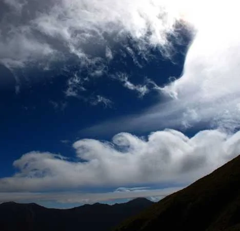 罕見波浪雲捲曲翻滾：怪異雲層橫穿天空(高清組圖)