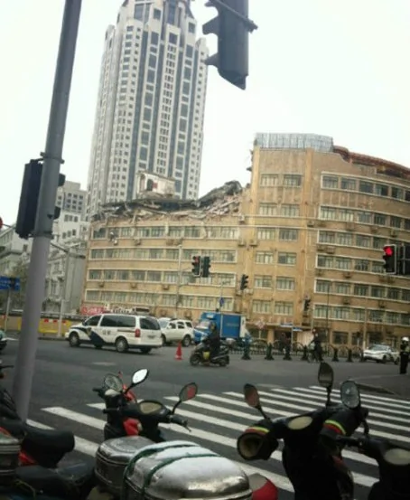 上海一座商務樓頂樓兩層樓面凌晨坍塌馬路一片廢墟(組圖)