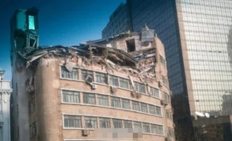 上海一座商务楼顶楼两层楼面凌晨坍塌马路一片废墟(组图)