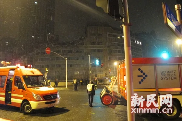 上海一座商務樓頂樓兩層樓面凌晨坍塌馬路一片廢墟(組圖)