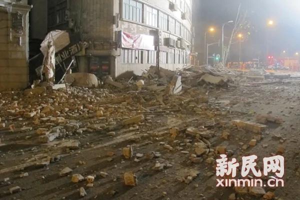 上海一座商务楼顶楼两层楼面凌晨坍塌马路一片废墟(组图)