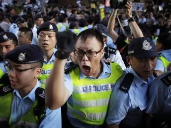 香港警官在中共國家主席胡錦濤下榻的賓館前與媒體對峙，2012年6月30日，