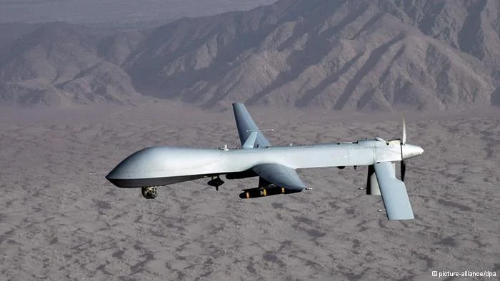 ARCHIV- Ein undatiertes Handout der US Air Force zeigt eine Drohne vom Typ MQ-1 Predator. Bei einem Drohnenangriff in Pakistan ist nach US-Angaben ein wichtiger Drahtzieher der Terrororganisation getötet worden. Es handele sich um Hussein al-Yemeni, der hinter einem Selbstmordattentat auf eine CIA- Basis in Afghanistan im Dezember gesteckt haben soll.EPA/LT. COL. LESLIE PRATT- HANDOUT EDITORIAL USE ONLY/NO SALES+++(c) dpa- Bildfunk+++