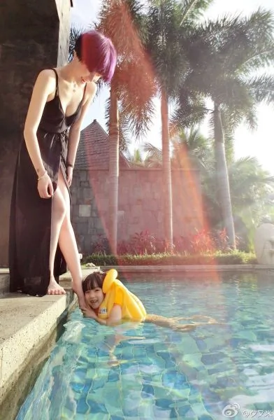 高曉松嬌妻與女兒泳池邊玩耍