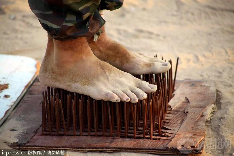 2012全球奇人绝技:魔术师置身百万伏电压(高清组图)