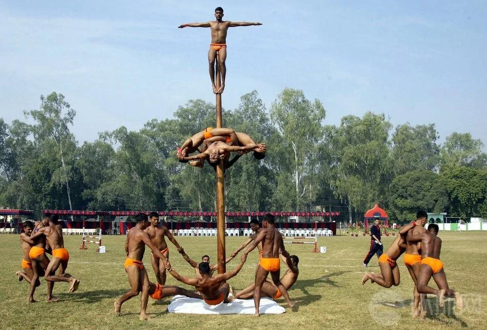 2012全球奇人绝技:魔术师置身百万伏电压(高清组图)