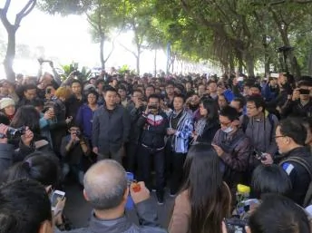 2013年1月7日，數百名示威者在廣州《南方周末》報社辦公樓前示威，抗議新年獻詞被宣傳部門主管撤換篡改，要求新聞自由。