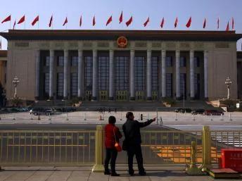 中共十八大将在北京人民大会堂召开，11月6日，游客在人民大会堂前面参观。