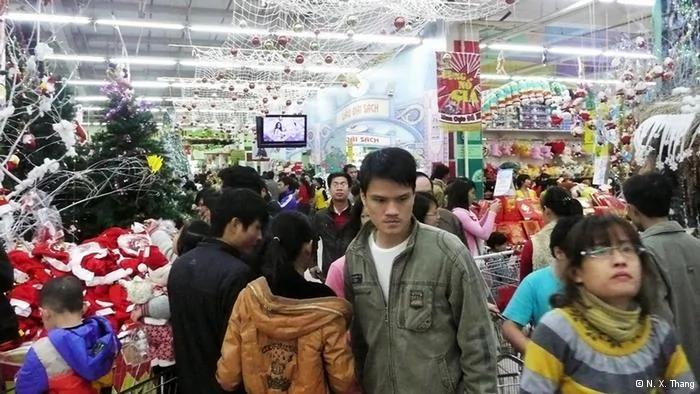Vietnamesischer SupermarktSchlagworte: Vietnam, Supermarkt, WochenendeWer hat das Bild gemacht/Fotograf?: N. X. ThangWann wurde das Bild gemacht?:09.12.2012Wo wurde das Bild aufgenommen?: Hanoi, Supermarkt Sieu ThiBildbeschreibung: Bei welcher Gelegenheit/ in welcher Situation wurde das Bild aufgenommen? W?hrend des Verkaufs am SonntagWer oder was ist auf dem Bild zu sehen? Menschen im SupermarktRechteeinr?umung:Hiermit r?ume ich der Deutschen Welle das Recht ein, das/die von mir bereitgestellte/n Bild/er zeitlich, r?umlich und inhaltlich unbeschr?nkt zu nutzen. Ich versichere, dass ich das/die Bild/er selbst gemacht habe und dass ich die hierübertragenen Rechte nicht bereits einem Dritten zur exklusiven Nutzung einger?umt habe.Sofern ich das hiermit zugesandte Bild nicht selbst gemacht, sondern von einem Dritten, dem o.g. Fotografen, zugeliefert bekommen habe, versichere ich, dass mir dieser Dritte die zeitlich, r?umlich und inhaltlich unbeschr?nkten Nutzung auf der Internet Plattform DW-WORLD.DEübertragen hat und mir schriftlich versichert hat, dass er das/die Bild/er selbst gemacht und die Rechte hieran nicht bereits Dritten zur exklusiven Nutzung einger?umt hat.Vollst?ndiger Name des Zulieferers: N. X. ThangPostanschrift inkl. Land: Hanoi, Son Dong, Hatay, Duong1Mail-Adresse: