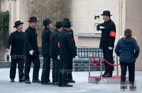 保安穿旧上海黑帮制服