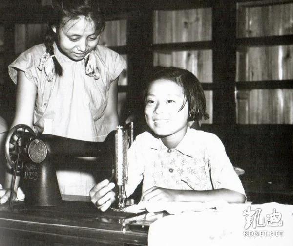 无加工照片 民国上海工人的写实照 如此快乐