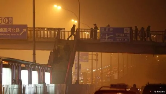 北京雾霾连“爆表”