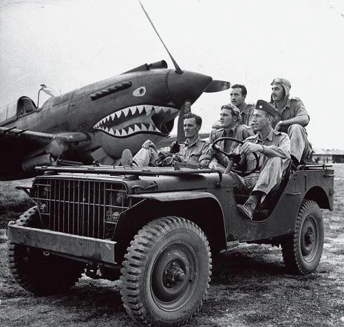 1942年，飞虎队队员与鲨鱼头形战机。